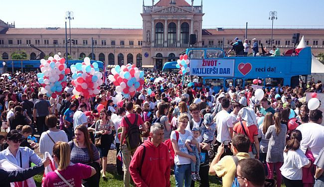 LAŽI & OBMANE: Željka Markić - „Bilo nas je 15.000, rekla nam je policija“; Policija - „Bilo ih je 7.000“