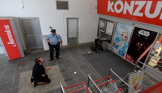 KONZUM NAŠ SVAGDAŠNJI: Koprivnički umjetnik klanjao i ljubio tlo pred Todorićevom trgovinom