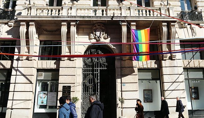 BRAVO ZA RIJEKU: Povodom napada u Zagrebu riječke vlasti izvjesile zastavu duginih boja