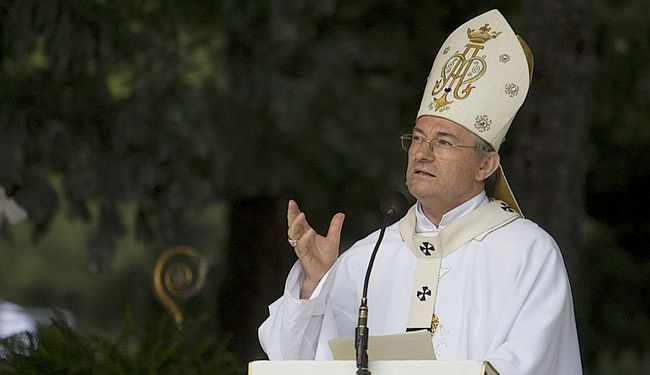 ZLATNO TELE NA PERISTILU: Dižem glas protiv Crkve mojih roditelja i optužujem...