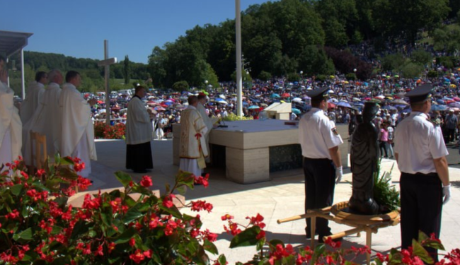 BOZANIĆ POŽELIO, ZAGREPČANI ČASTE: Pomicanje mega križa za par stotina metara koštat će skoro milijun kuna 