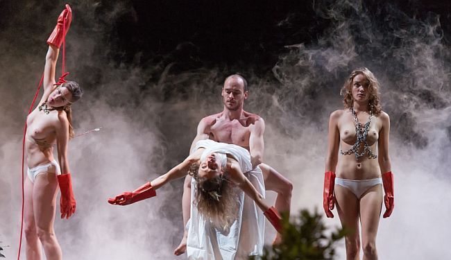 24 SATA VRTLOGA GLAZBE I PLESA: Gotovo 30 plesača i glumaca vodilo nas je svim znanim i neznanim stazama