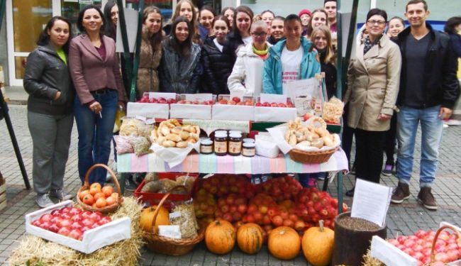 ŠKOLA ZA PRIMJER: Učenici proizvode sokove od voća iz školskog voćnjaka