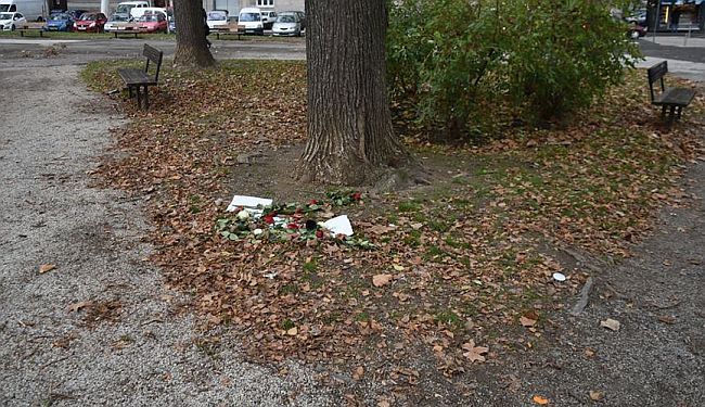 PIŠANJE NA ŽRTVE: Pod okriljem noći izgažene i razbacane svijeće zapaljene za žrtve zločina