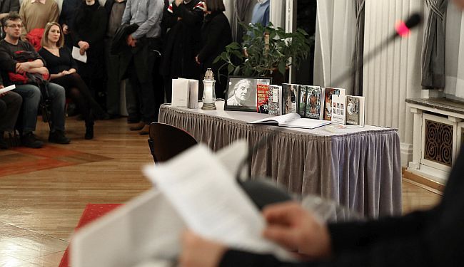 DOSTOJANSTVENI OPROŠTAJ (VIDEO): Od Predraga Lucića oprostili se glasnom pjesmom