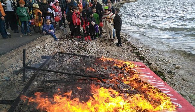 REAKCIJE NA PALJENJE 'SLIKOVNICE' NA DJEČJEM KARNEVALU: „S njima više nikada u povorku!“