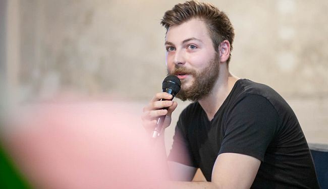 RAZGOVOR – DENIS ĆOSIĆ: „Biti pjesnik u Hrvatskoj – goli kamen i prazan želudac“