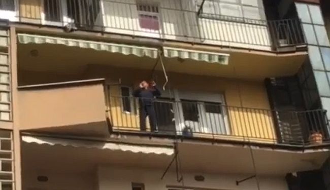 VELIKA „PREDSTAVA“ ZIJAHA SOKOLOVIĆA S BALKONA: „Dajem kraljevstvo za pozorišnu predstavu“