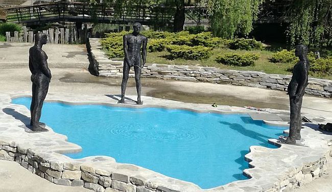 FONTANA KOJA JE PODIJELILA JAVNOST: „Tri predsjednika pišaju po BiH“