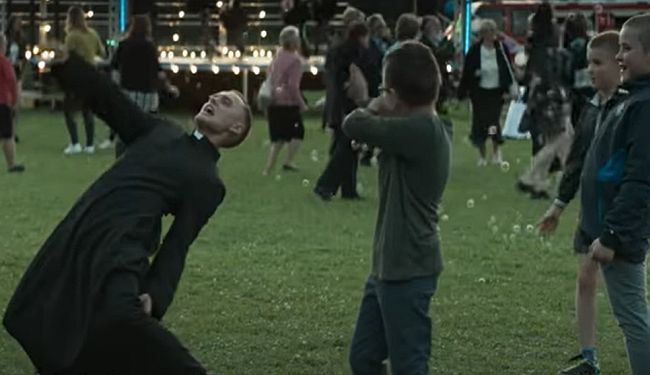 BOŽJE TIJELO: Humorna priča o štićeniku popravnog doma koji kao lažni svećenik dobije povjerenje župljana