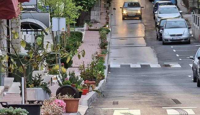 JEDINSTVENA TRADICIJA: Centar Vrgorca zakrčile stotine ukradenih posuda s cvijećem