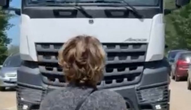 SNIMKA KOJA JE ODUŠEVILA SRBIJU: Glumica Svetlana Bojković tijelom blokirala ulaz kamionu na deponiju 