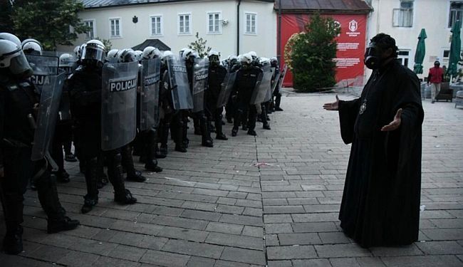 REPORTAŽA - SUZAVAC UMESTO TAMJANA: Dan ludila na Cetinju