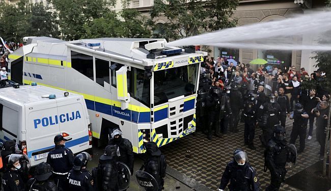 REPRESIJA I NEPOVERENJE: Suzavac umesto vakcina