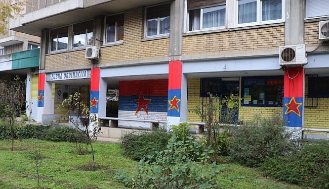 RAT SIMBOLIMA: Petokrakom na srpske trobojnice 