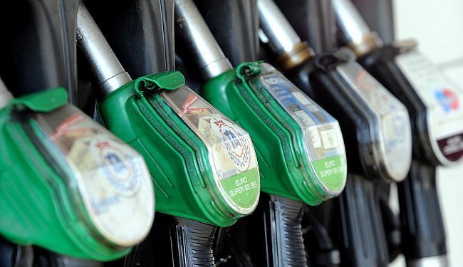 TKO PREŽIVI PRIČAT ĆE (FOTO): Koliko smo rezervoar goriva plaćali 2006. godine, a koliko ga plaćamo danas