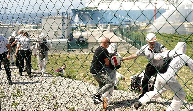 ZNANSTVENICI ZA KLIMU OGORČENI: „Interventni policajci prosvjednice hvatali i udarali u genitalije“