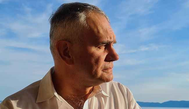 INTERVJU – VUK PERIŠIĆ: „Čovjek koji mora paziti hoće li izgovoriti 'da li' ili 'je li' nije slobodan čovjek“