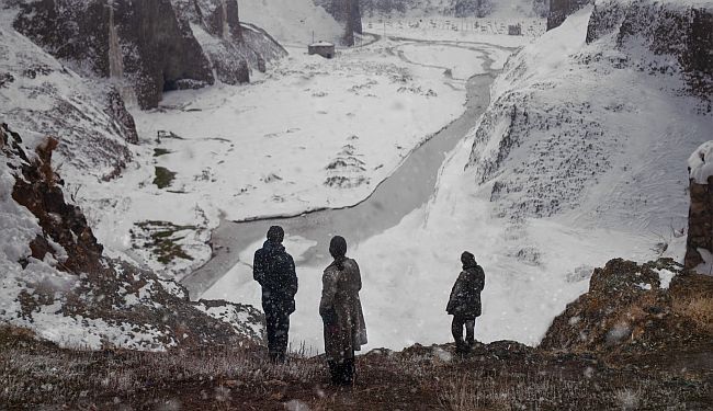 SUHA TRAVA: Sporovozna priča o ljubavnom trokutu na rasporedu HRFF-a