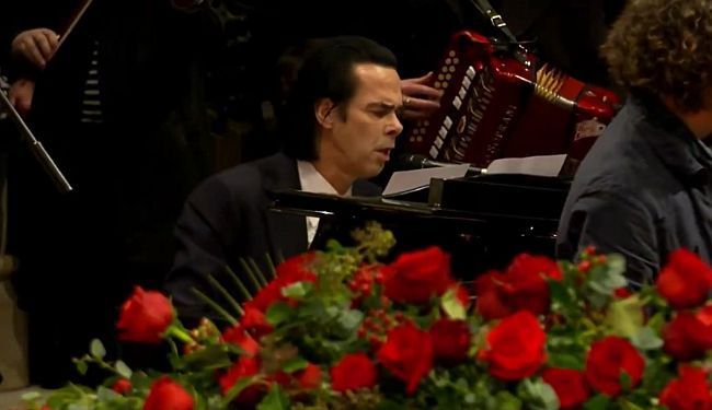 EMOTIVNA IZVEDBA PRIJATELJU: Nick Cave na pokopu Shanea MacGowana izveo „Rainy Night in Soho“