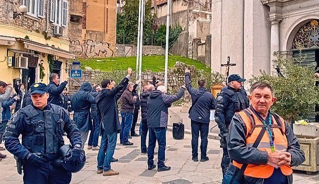 VESELA FEŠTA: Bezgrešni vitezovi koji kleče „na meti“ razigranih maškara 