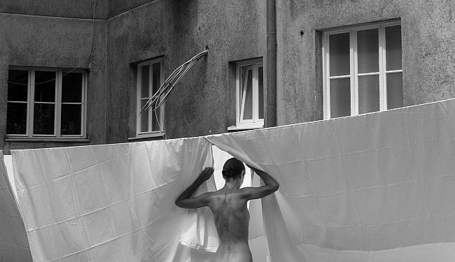 STANKO ABADŽIĆ UZ OTVORENJE IZLOŽBE AKTOVA: „Želim slaviti crno-bijelu fotografiju i prirodnu ljepotu žene“