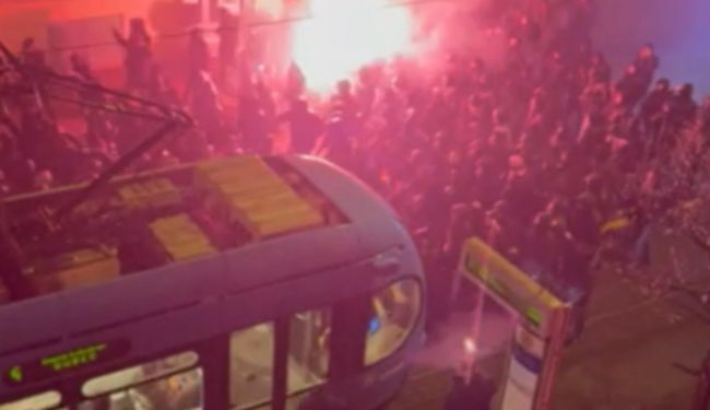 HULIGANSKO DIVLJANJE: U centru Zagreba dizali desnice u nacistički pozdrav, policija gledala bez reakcije