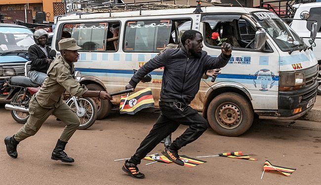 INTERVJU-TINA SMOLE: „Energija mladih u Ugandi je posvuda, ali glavnu ulogu igra moć uniforme i oružja“ 