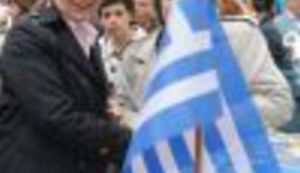 Selo gori, a baba se češlja