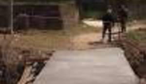 GROTESKA KAO IZ ALAN FORDA: Svečano otvorili betonsku ploču preko potoka i nazvali je mostom