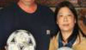 DOBRE VIBRACIJE: Lopta koju je oduzeo tsunami i koja je godinu dana plutala oceanom vraća se japanskom tinejdžeru