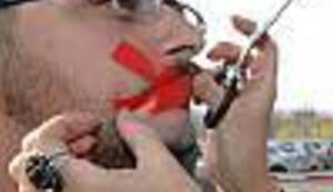 TRAŽILI STE GLEDAJTE: Tko s političarima liježe - izmrcvaren ustaje