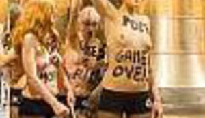 PAPI ODSVIRALE POSMRTNI MARŠ: Aktivistice Femena okupirale katedralu Notre Dame