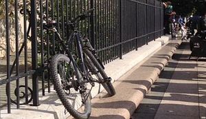 UZURPIRANI JAVNI PROSTOR: Građani pokazali da postoje i popili kavu na „ukradenim“ klupama