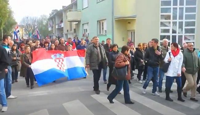 VIDEO IZ VUKOVARA: Evo tko je i kako organizirao blokadu kolone s državnim vrhom