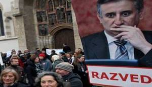 DAN UOČI: Pod velikim policijskim osiguranjem održan marš „Glasaj protiv“, HNS priopćio da su njihove aktiviste na Cvjetnom trgu napali huligani (FOTO)