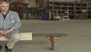 KAKO SU UNIŠTAVALI INDUSTRIJU: Radnici na front,  fabrike na bubanj