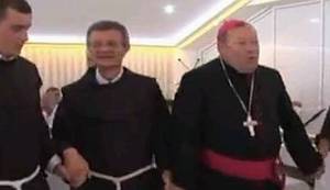 CRKVA I "ĆIRILIČNO" KOLO: Zašto je ljekovita pojava biskupa i fratara koji se hvataju u kolo?