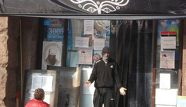 LUPIGA U „JAZBINI“ DESNOG SEKTORA (FOTO): S oružjem u rukama poručuju - „Nismo fašisti, već nacionalisti i domoljubi“