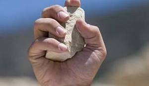 DRONOVI U KRISTALNIM NOĆIMA: Ima li išta logičnije nego da Albancu razbijemo pekaru, poslastičarnicu, glavu…