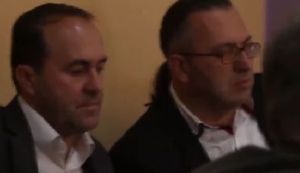 TUZLA OPET KUHA (VIDEO): Radnici 'zarobili' šokirane ministre dok su pili toplu čokoladu, izvukla ih policija