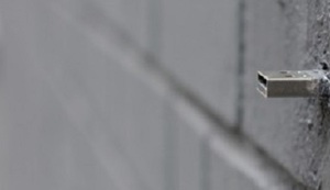 EVOLUCIJA PORUKE U BOCI: USB u zidu