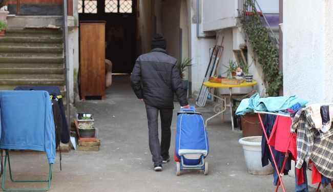 SRAMOTA: Dnevni boravak za beskućnike izbačen na ulicu!