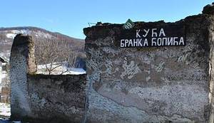 LUPIGA U RODNOM SELU BRANKA ĆOPIĆA: Pustoš u bašti sljezove boje