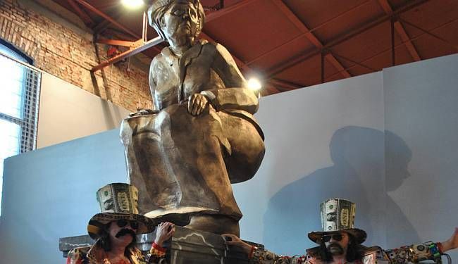 LET3 U AKCIJI "ANGELA MERKEL SERE": Opscena skulptura kancelarke "u nuždi" i fekalije u Laubi