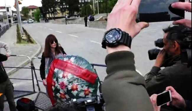 KRITIČARI CVIJEĆEM NA GRUEVSKOG: Novinari "vratili" pogrebni vijenac premijeru