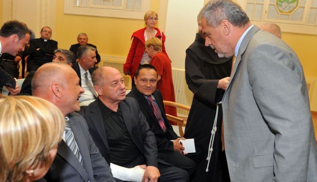 SVEČANA SRAMOTA U VUKOVARU: U Merčepovom društvu političari pozvali na zabranu dvojezičnih ploča