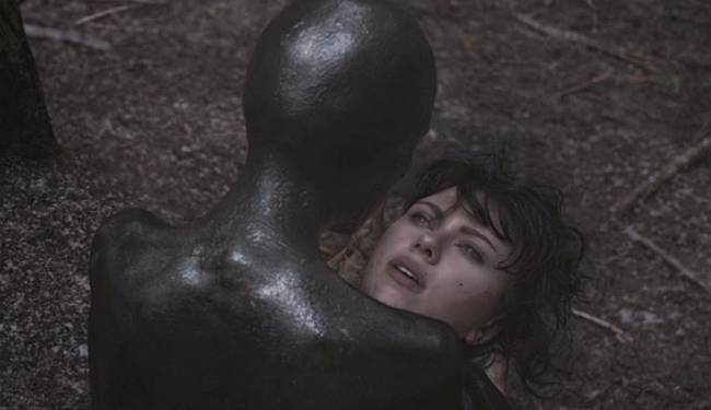 ISPOD KOŽE (UNDER THE SKIN): Drsko upućeni prst-srednjak mizoginiji i seksizmu