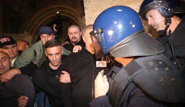 ŠATORAŠI POSTALI CRKVENJACI: Branitelji u crkvi Sv. Marka, svećenici čuvaju ulaz od policije