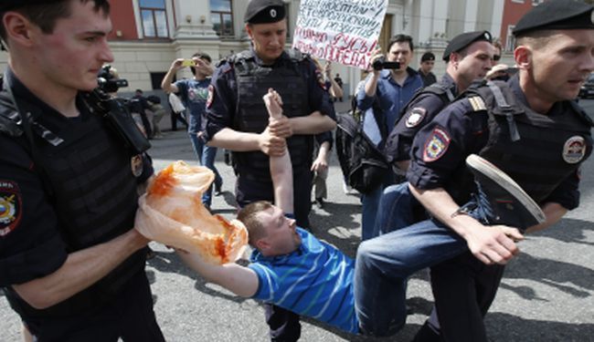 NOVE ŽRTVE PUTINOVIH BATINAŠA: Policija i homofobi rasturili gay paradu u Moskvi 